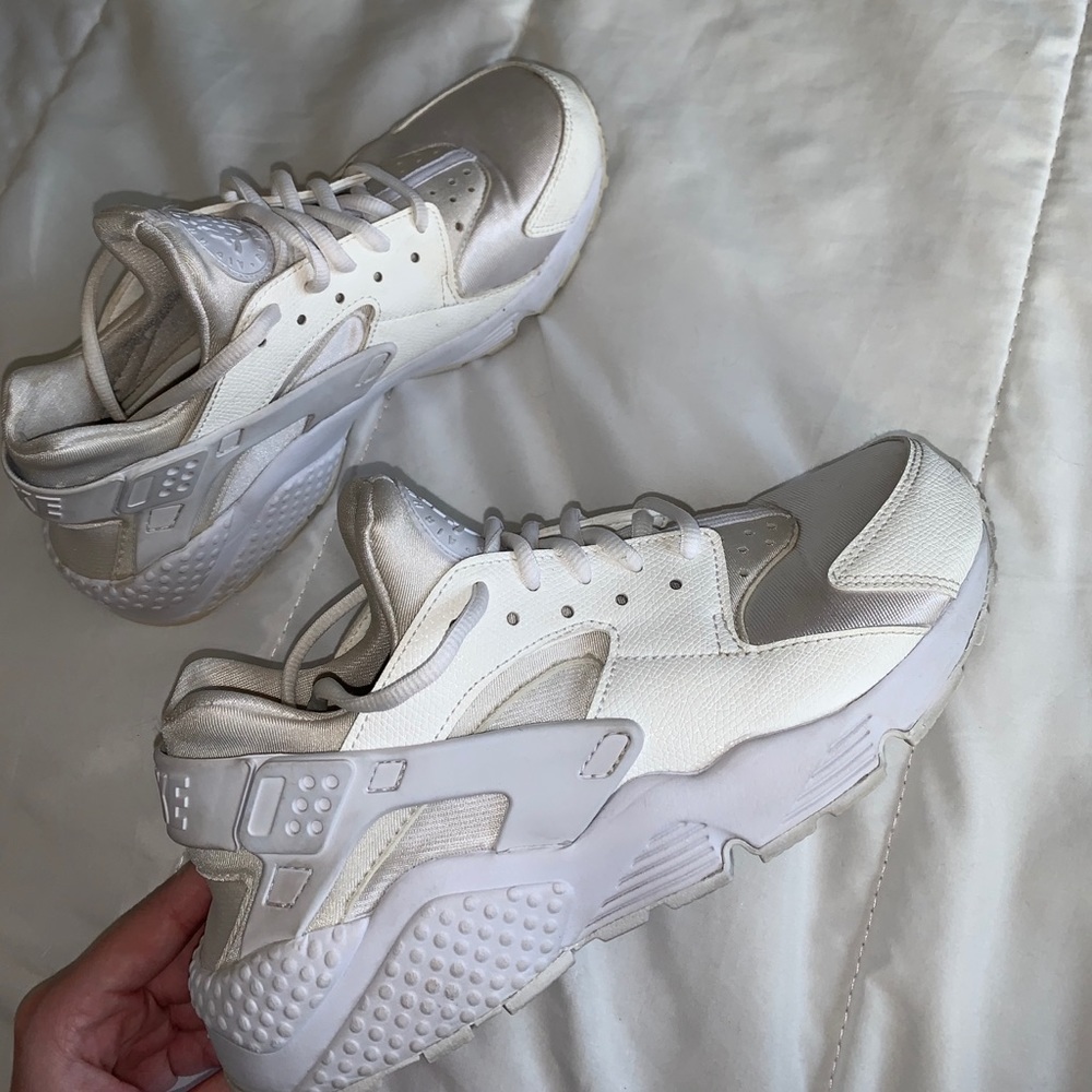 SALE! Nike womens huaraches - Picture 1 of 6